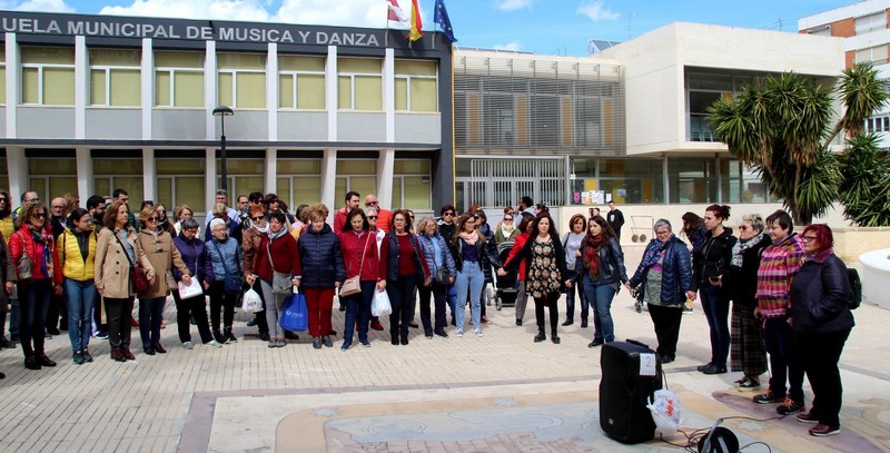 Lee más sobre el artículo La Comisión 8M ha estado informando en el mercadillo y ha reunido a muchas mujeres caudetanas en el Paseo Luis Golf