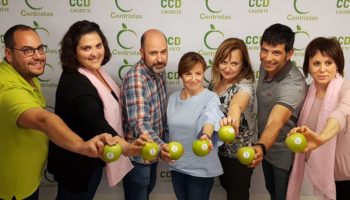Centristas por Caudete finaliza la campaña electoral repartiendo manzanas en el Mercadillo