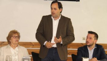 Paco Núñez, candidato a la presidencia de Castilla La Mancha por el PP, mantuvo un encuentro ayer con los colectivos sociosanitarios de Caudete