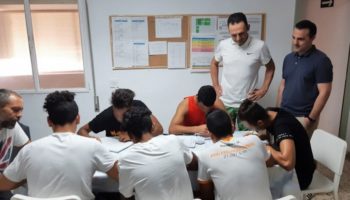 Los menores del centro de acogida ‘Alácera’ de Caudete asisten a una charla sobre formación e inserción impartida por un directivo de NBN23