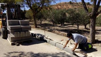 Siguen las obras de acerado en el Camino del Cementerio, que estará dotado también de iluminación