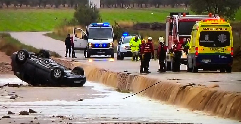 En este momento estás viendo Mueren dos personas en Caudete en su vehículo tras ser arrastrado por el agua