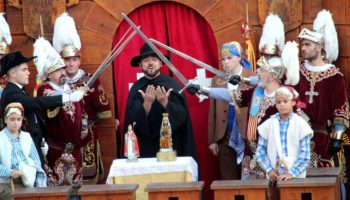 Fotos | El desfile de La Enhorabuena llenó de música y color las calles de Caudete