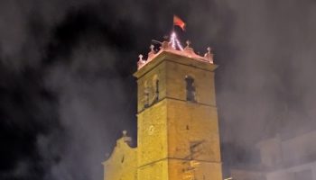 Fotos | Anoche se izó la Bandera en la torre de Santa Catalina con la presencia de cientos de caudetanos