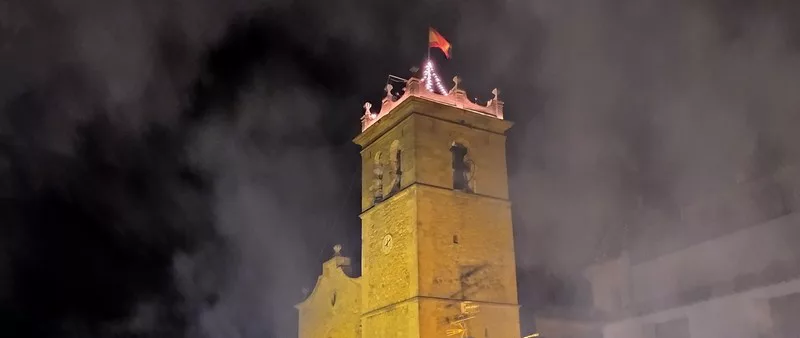 Lee más sobre el artículo Fotos | Anoche se izó la Bandera en la torre de Santa Catalina con la presencia de cientos de caudetanos