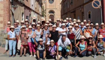 La Asociación Amicale Marseillan – Caudete ha entregado esta mañana al alcalde un mosaico de cerámica destinado a la plaza de toros 'Arenas de Caudete'