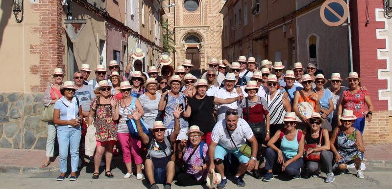 En este momento estás viendo La Asociación Amicale Marseillan – Caudete ha entregado esta mañana al alcalde un mosaico de cerámica destinado a la plaza de toros ‘Arenas de Caudete’