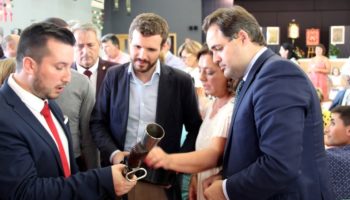 Pablo Casado visita Caudete y dice que propondrá al Gobierno la modificación de la normativa de la pólvora