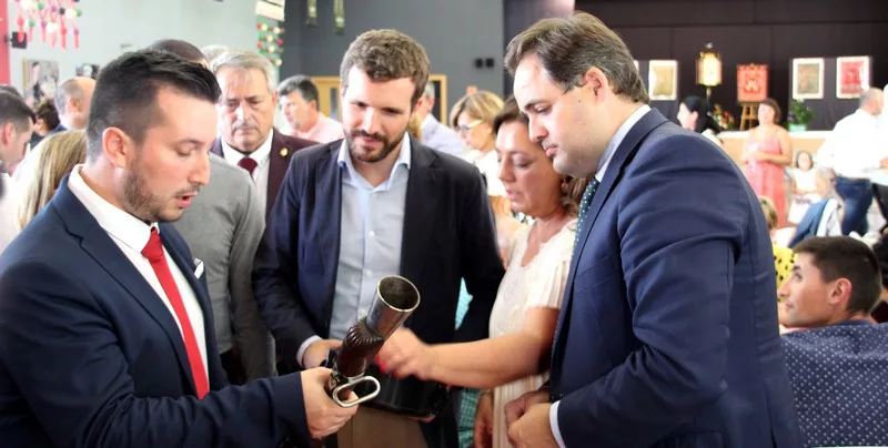 Lee más sobre el artículo Pablo Casado visita Caudete y dice que propondrá al Gobierno la modificación de la normativa de la pólvora