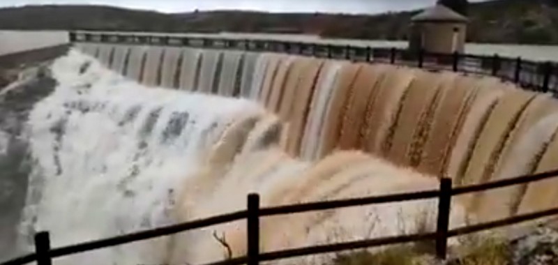 En este momento estás viendo A mediodía se ha desbordado el pantano de Almansa