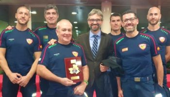 Los bomberos del SEPEI que intervinieron durante la DANA en Caudete reciben la placa al Mérito de Protección Civil