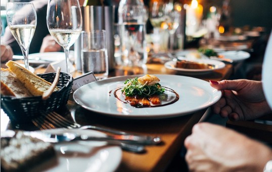 Lee más sobre el artículo Cómo conseguir el look perfecto para la cena de empresa en Navidad