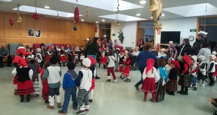 Lee más sobre el artículo Alumnos del Colegio Público ‘El Paseo’ visitaron a los residentes de la Residencia San Juan Evangelista