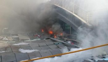 El aeropuerto de Alicante sigue afectado por el incendio que se declaró ayer en sus instalaciones