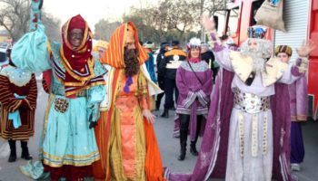 Fotos | Anoche llegaban a Caudete los Reyes Magos de Oriente a bordo de sendos camiones de bomberos