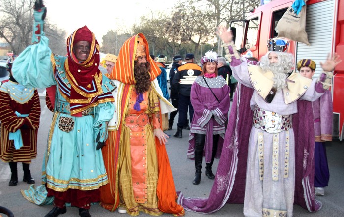 Lee más sobre el artículo Fotos | Anoche llegaban a Caudete los Reyes Magos de Oriente a bordo de sendos camiones de bomberos