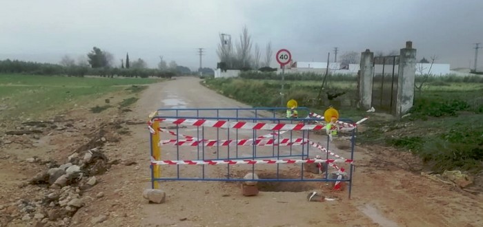 En este momento estás viendo Las lluvias provocan un nuevo socavón en el Camino de Biar, cerca de la depuradora de Caudete