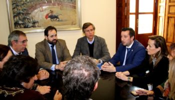 El presidente del PP-CLM y el vicesecretario de Política Territorial, González Terol, se han reunido en Caudete con el Equipo de Gobierno local