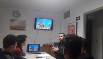 Los menores del Centro de Acogida ‘Alácera’ de Caudete recibieron una charla sobre el Camino de Santiago