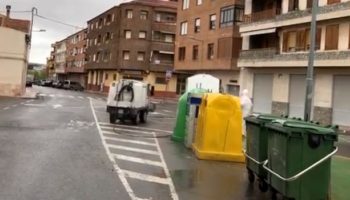 El Ayuntamiento sigue desinfectando contenedores, bancos o papeleras, y hoy saldrán de nuevo a las calles los agricultores de Caudete para colaborar en esta tarea