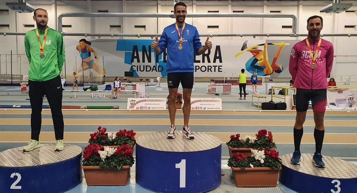 Lee más sobre el artículo Juan Antonio Gil consigue dos Medallas de Plata en el Campeonato de España de Pista Cubierta