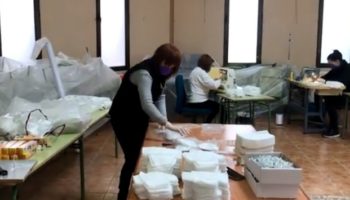 El grupo solidario que cose mascarillas en Caudete ha empezado en un nuevo local con varios turnos de trabajo