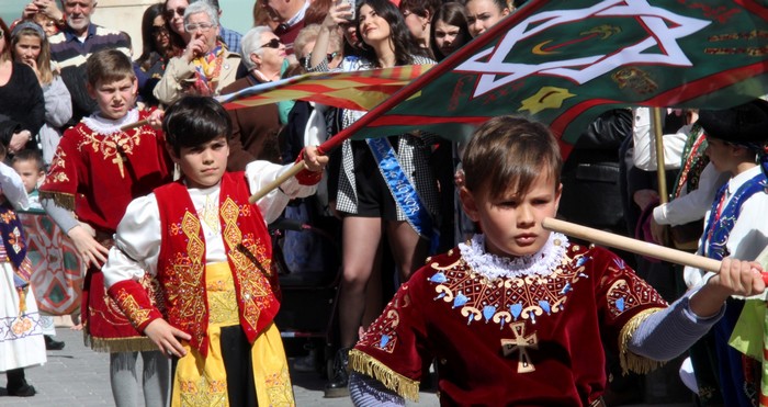 En este momento estás viendo Fotos | Desfile de Volantes de Papel, Ruedo de Banderas y Mascletá Infantiles