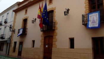 La Mayordomía invita a los caudetanos a poner en balcones y ventanas las colgaduras de la Virgen de Gracia