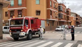 Ayer estuvieron colaborando los bomberos en la desinfección de varias zonas de Caudete, mientras también sigue el reparto de mascarillas