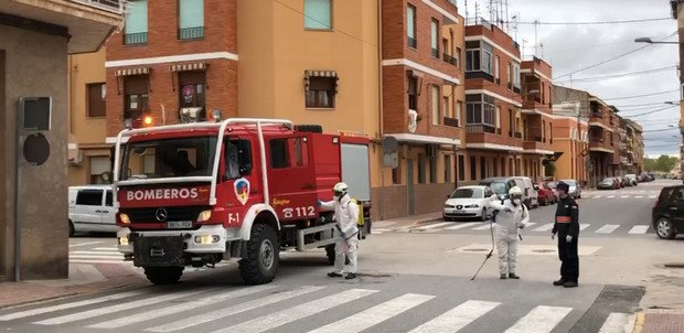 Lee más sobre el artículo Ayer estuvieron colaborando los bomberos en la desinfección de varias zonas de Caudete, mientras también sigue el reparto de mascarillas