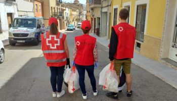 Cruz Roja empieza a repartir lotes de gel y mascarillas a usuarios de sus proyectos de personas mayores de Caudete