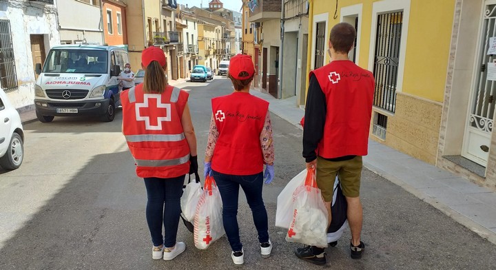 Lee más sobre el artículo Cruz Roja empieza a repartir lotes de gel y mascarillas a usuarios de sus proyectos de personas mayores de Caudete