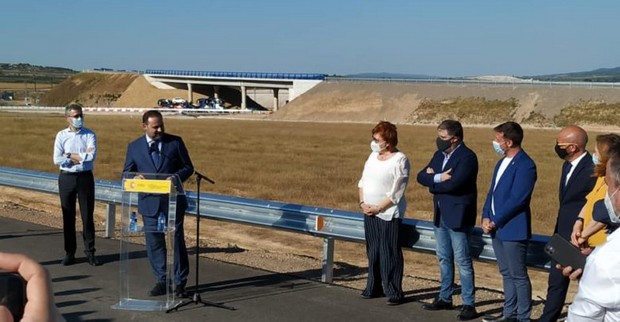 Lee más sobre el artículo Ábalos inaugura un tramo de autovía en el término de Caudete y no se invita al Ayuntamiento