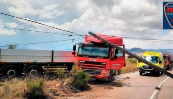 Un herido tras chocar su camión contra un poste en la carretera de Yecla