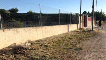 El Ayuntamiento está finalizando el desbroce en el municipio, aunque urge el de las carreteras de Villena y Montealegre, que son responsabilidad de la Diputación