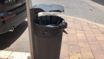 La Concejalía de Servicios continúa con la instalación de nuevas papeleras en el municipio