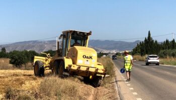 Se ultiman los trabajos de desbroce en las carreteras de Villena y Montealegre