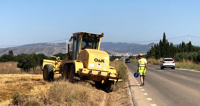 Lee más sobre el artículo Se ultiman los trabajos de desbroce en las carreteras de Villena y Montealegre