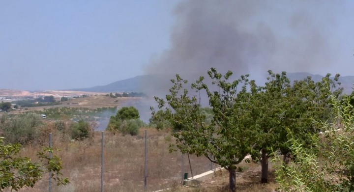 Lee más sobre el artículo Declarado un incendio en Caudete junto a las obras de la autovía