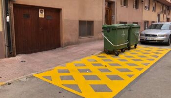 La concejalía de Movilidad y Accesibilidad del Ayuntamiento de Caudete está pintando nueva señalización en el municipio
