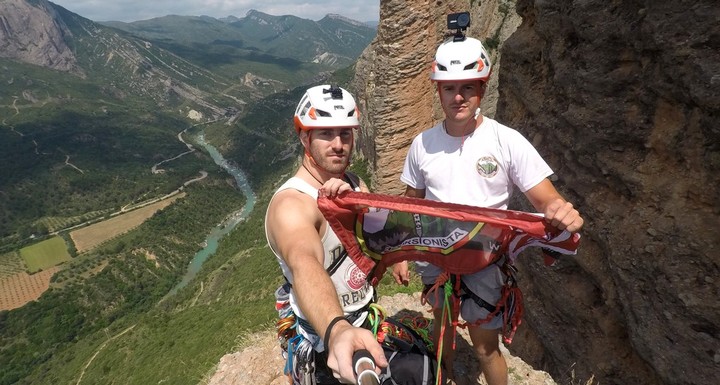 Lee más sobre el artículo Sergio Medina y Jonás Tecles escalan la mítica cumbre de ‘El Puro’ en Riglos (Huesca)