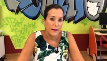 La concejal de Juventud, Montserrat Albertos, informa de que se va a impartir un curso online para niños de Robótica y Aplicaciones Móviles