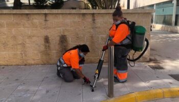 Una iniciativa municipal pretende eliminar los chicles de las aceras y parques de Caudete