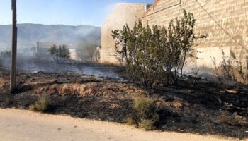 Un incendio en el Camino de los Molinos de Caudete ha afectado a un chalet y un taller mecánico