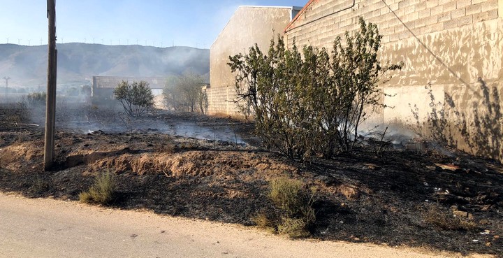 En este momento estás viendo Un incendio en el Camino de los Molinos de Caudete ha afectado a un chalet y un taller mecánico