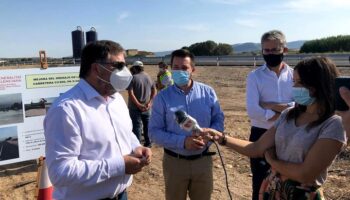 El Conseller de Obras Públicas del Gobierno Valenciano visitó ayer, junto a los alcaldes de Caudete y Villena, las obras realizadas en la CV-809