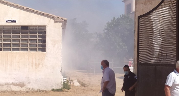 Lee más sobre el artículo Se ha declarado un pequeño incendio en un almacén de la Avenida de Valencia de Caudete