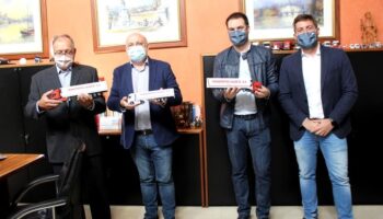 El delegado de la Junta, Pedro Antonio Ruiz Santos, ha visitado Transportes Caudete y ha informado de las ayudas recibidas por 212 autónomos y microempresas del municipio