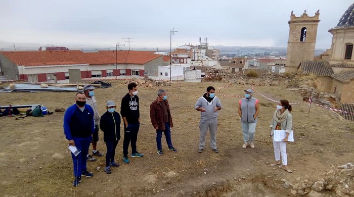 Lee más sobre el artículo Voluntarios caudetanos han colaborado en la excavación arqueológica que se desarrolla en el Castillo