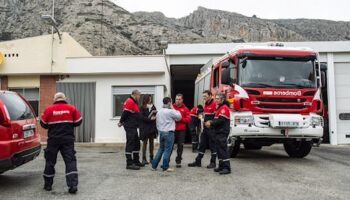 Los enganches ilegales obligan a los Bomberos de Villena a utilizar linternas en el trabajo